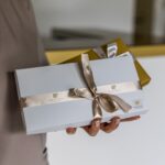 Eleganckie vouchery prezentowe Holistic KP w ozdobnych pudełkach