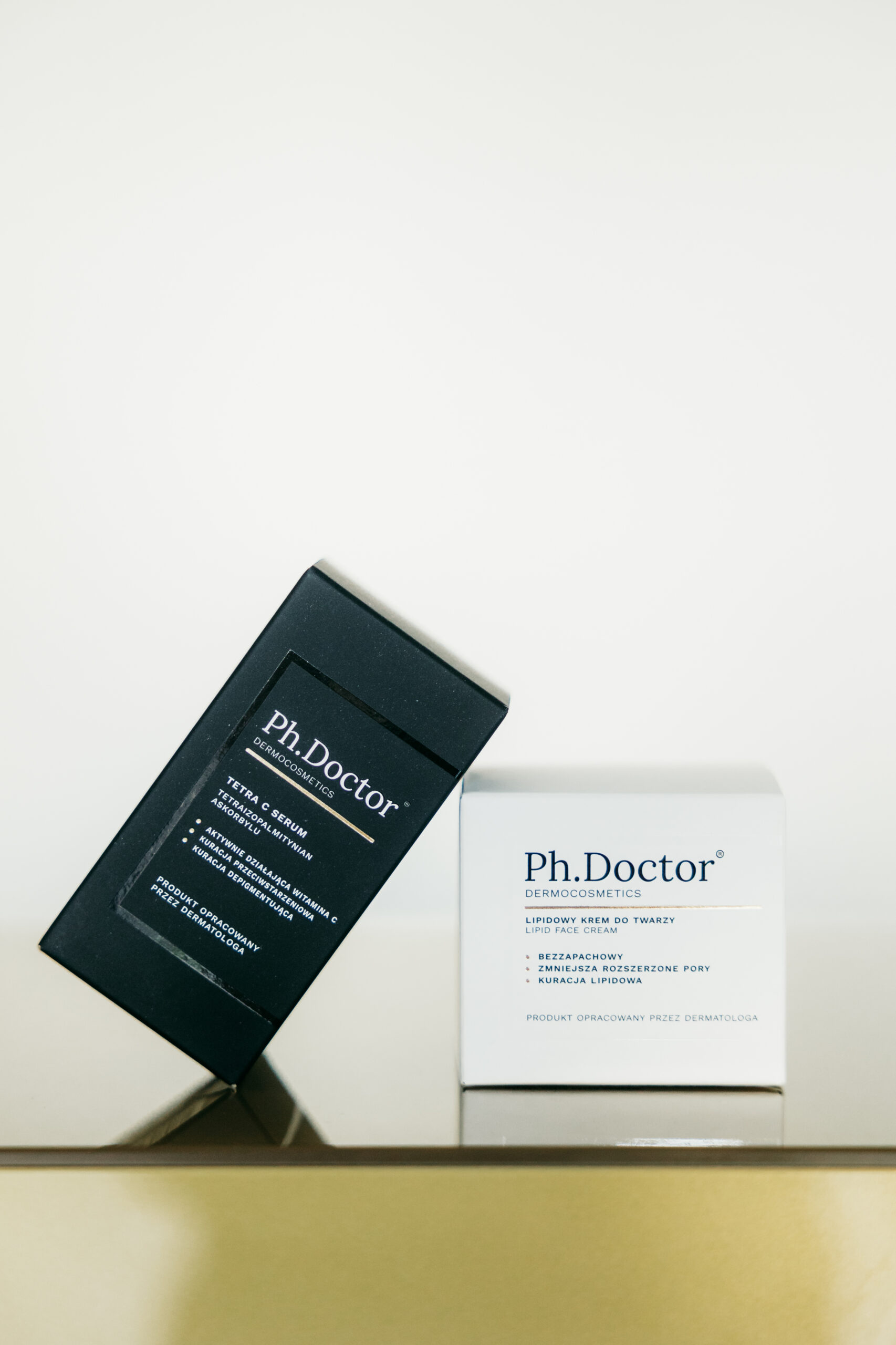 Dwa dermokosmetyki do pielęgnacji skóry ustawione na jasnym tle, profesjonalne produkty stosowane w gabinecie holistycznej kosmetologii